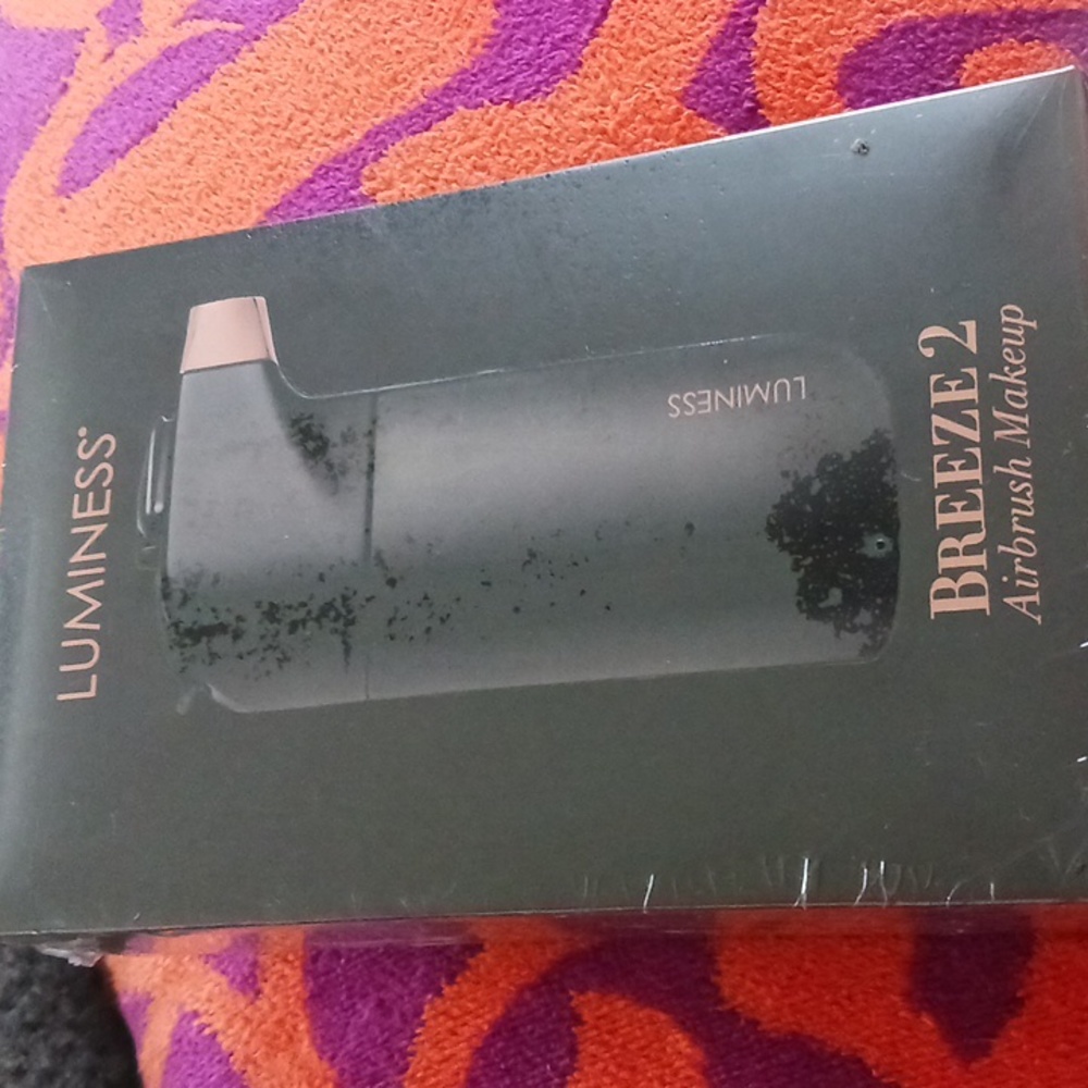 Luminess BREEZE 2 airbrush makeup system. Portable and rechargeable